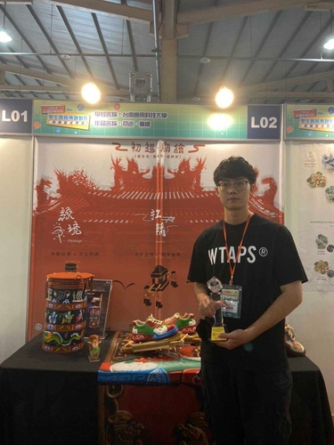 葉祐華作品《凡赫辛 (Van Helsing)》、劉維翔作品《初巡‧廟繪》，分別獲得「2023 年全國技專校院學生實務專題製作競賽」流行時尚設計群第二名、第三名。圖片