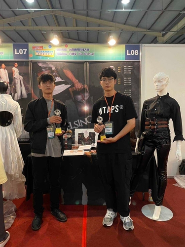 葉祐華作品《凡赫辛 (Van Helsing)》、劉維翔作品《初巡‧廟繪》，分別獲得「2023 年全國技專校院學生實務專題製作競賽」流行時尚設計群第二名、第三名。圖片