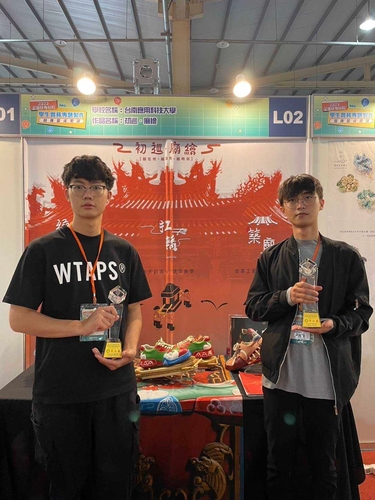 葉祐華作品《凡赫辛 (Van Helsing)》、劉維翔作品《初巡‧廟繪》，分別獲得「2023 年全國技專校院學生實務專題製作競賽」流行時尚設計群第二名、第三名。圖片