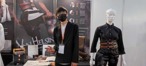 葉祐華作品《凡赫辛 (Van Helsing)》、劉維翔作品《初巡‧廟繪》，分別獲得「2023 年全國技專校院學生實務專題製作競賽」流行時尚設計群第二名、第三名。圖片