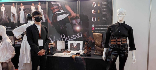 葉祐華作品《凡赫辛 (Van Helsing)》、劉維翔作品《初巡‧廟繪》，分別獲得「2023 年全國技專校院學生實務專題製作競賽」流行時尚設計群第二名、第三名。圖片