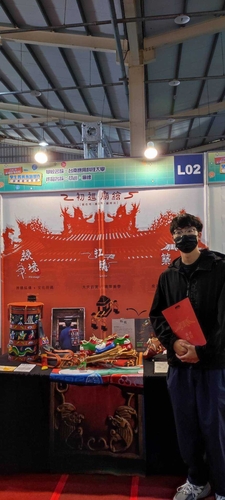 葉祐華作品《凡赫辛 (Van Helsing)》、劉維翔作品《初巡‧廟繪》，分別獲得「2023 年全國技專校院學生實務專題製作競賽」流行時尚設計群第二名、第三名。圖片
