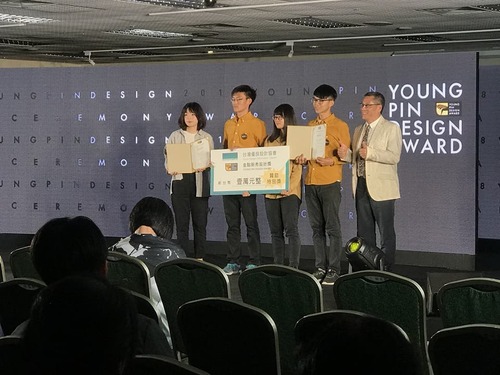 🎉賀｜何昕恩同學｜榮獲「2018新一代金點新秀廠商贊助獎」 時尚設計類-  臺南創意新人獎  及  Poodehii趣活創意獎圖片